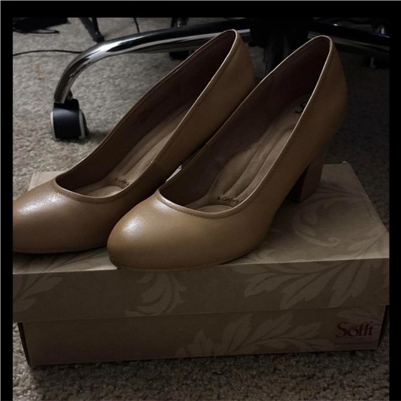 Sofft Women's Classic Beige Heels - Picture 2 of 7
